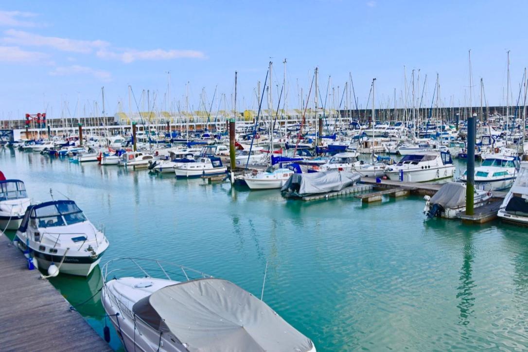 Apartmán Marina Living With Parking, Balcony, Quiet And Secure Hove Exteriér fotografie